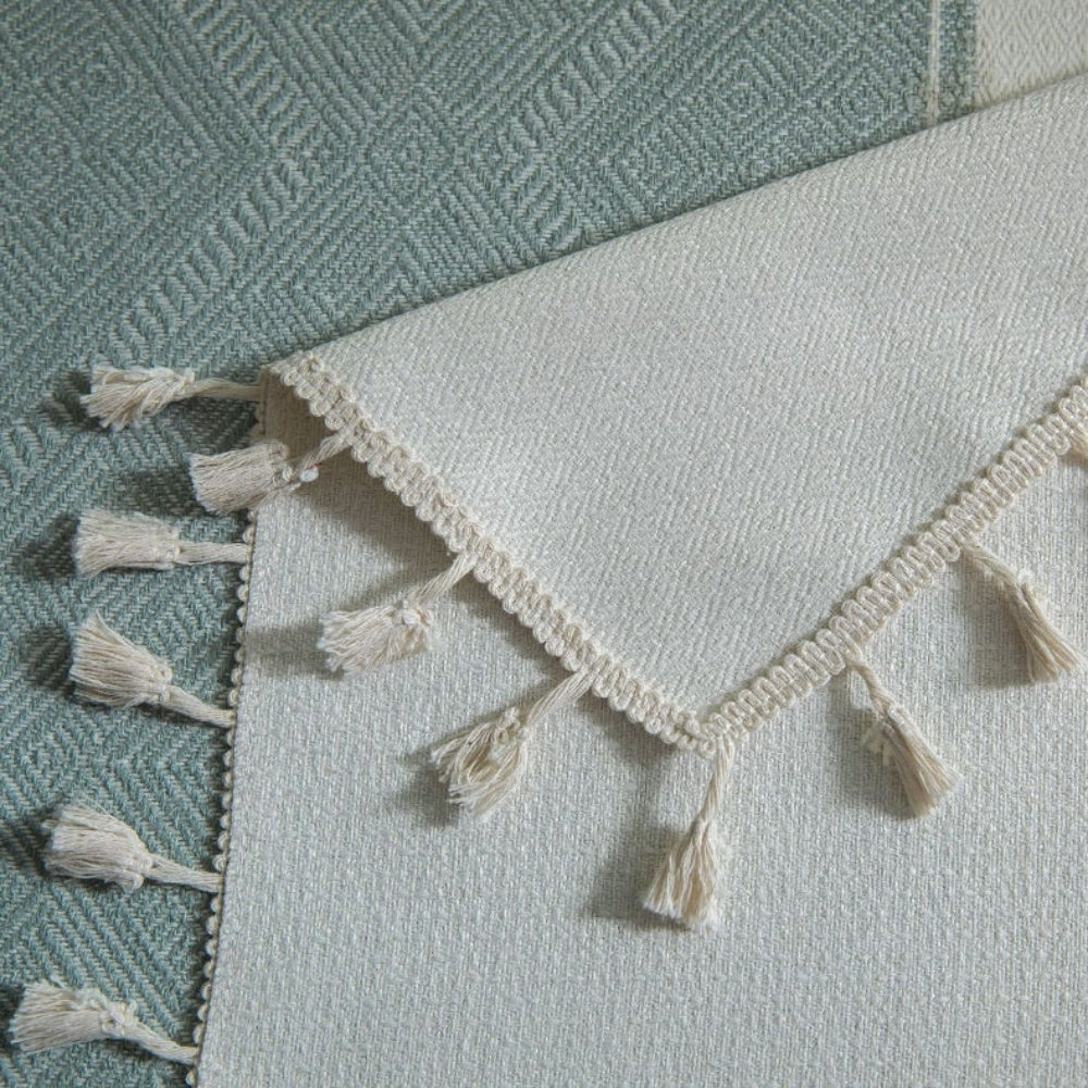 Jacquard-Tischdecke mit geometrischem Muster und Quasten