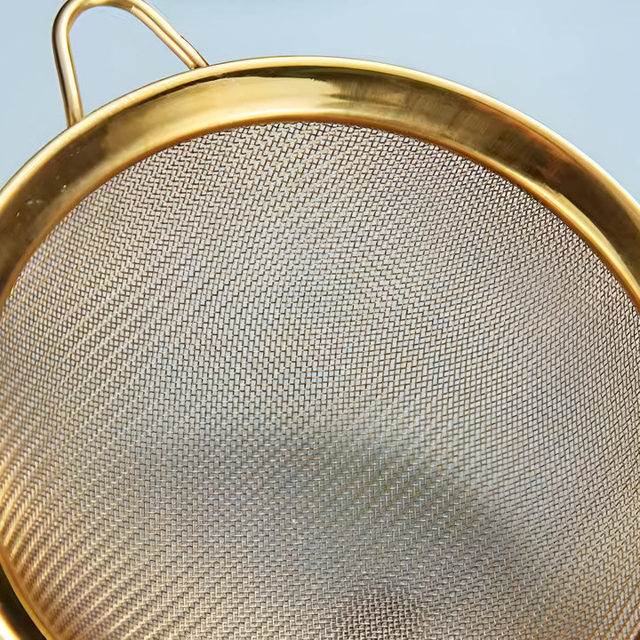 Feinsieb aus Eisen mit goldener Oberfläche