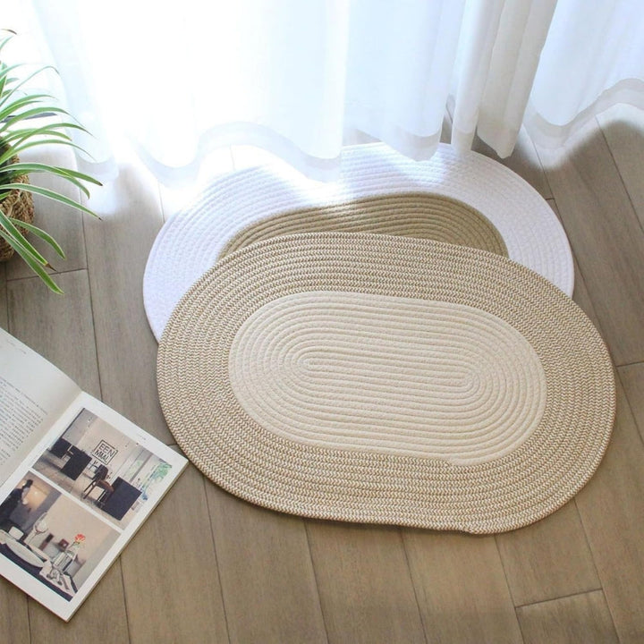 Ovaler Teppich aus geflochtenem Hanf, Boho