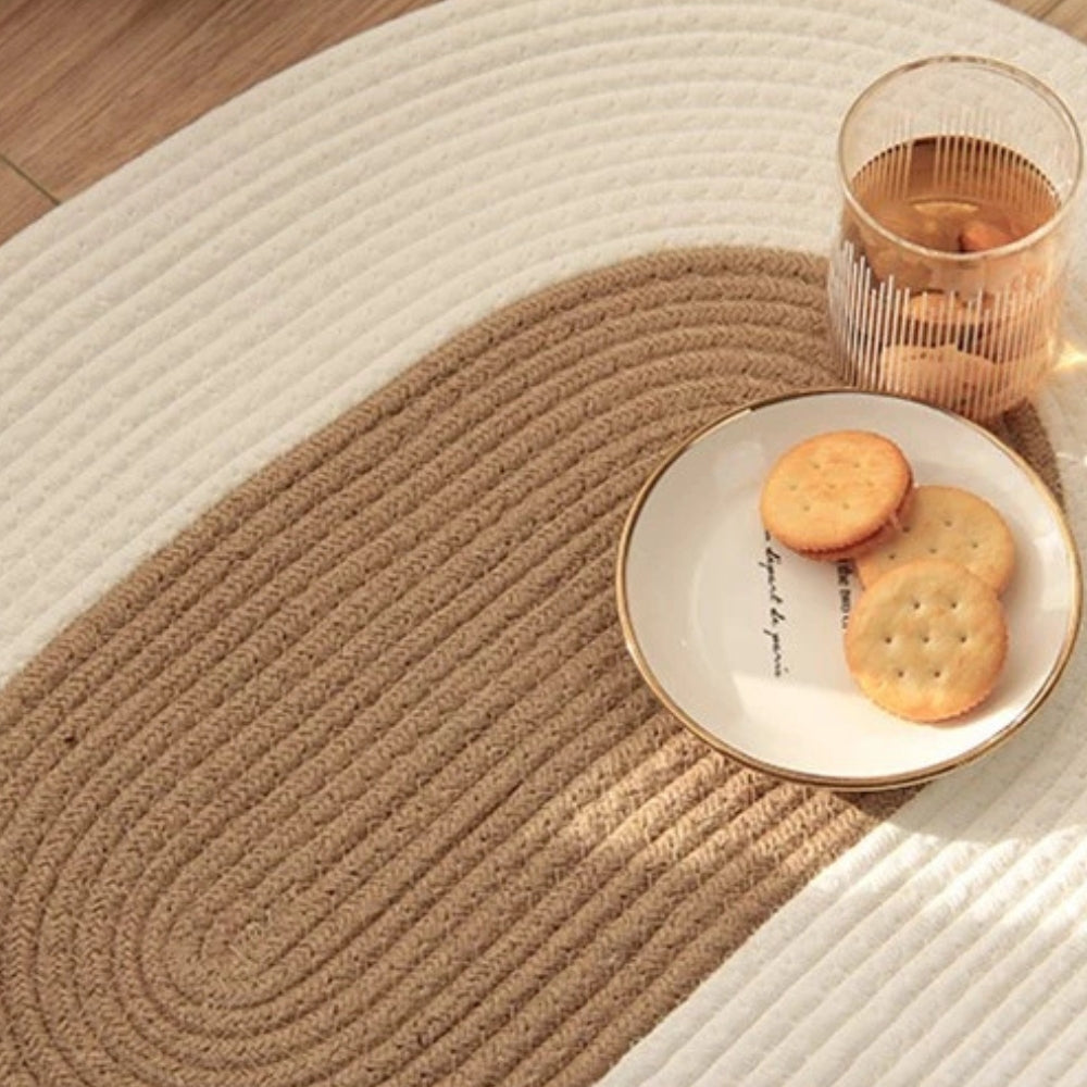 Ovaler Teppich aus geflochtenem Hanf, Boho