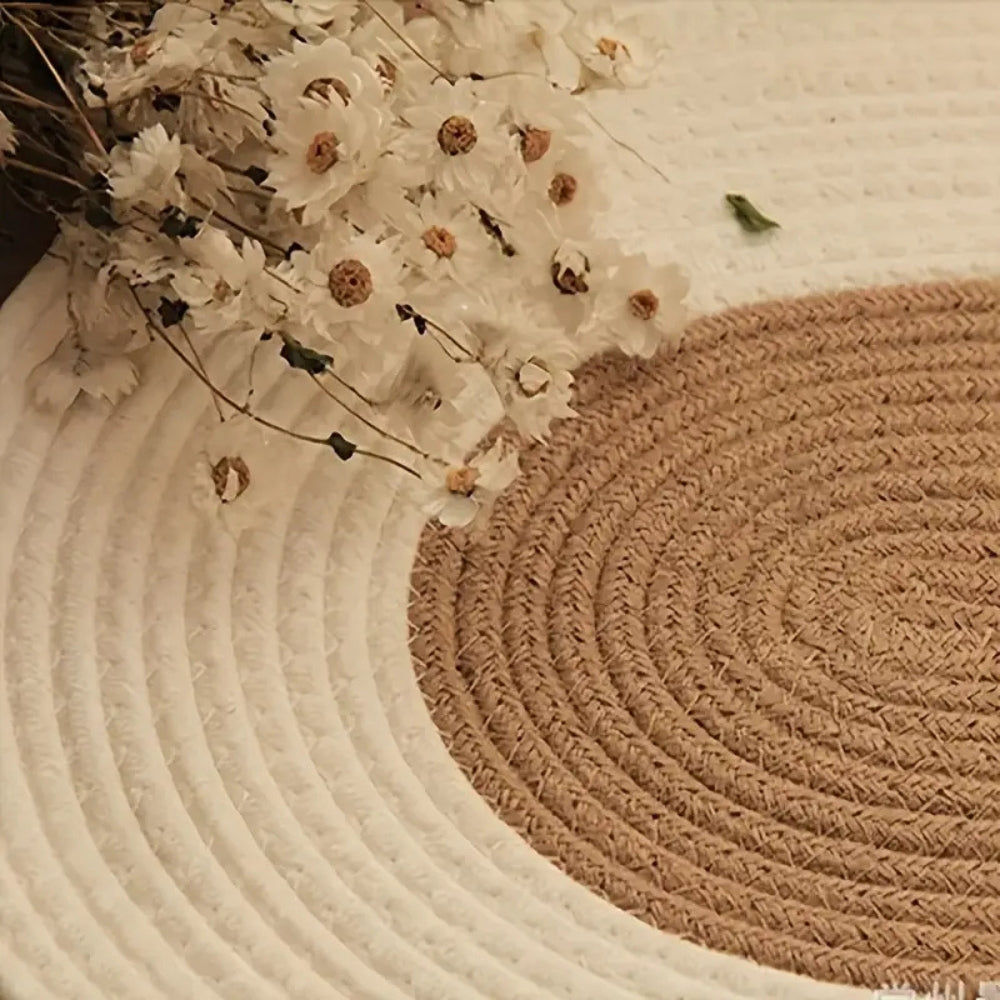 Ovaler Teppich aus geflochtenem Hanf, Boho