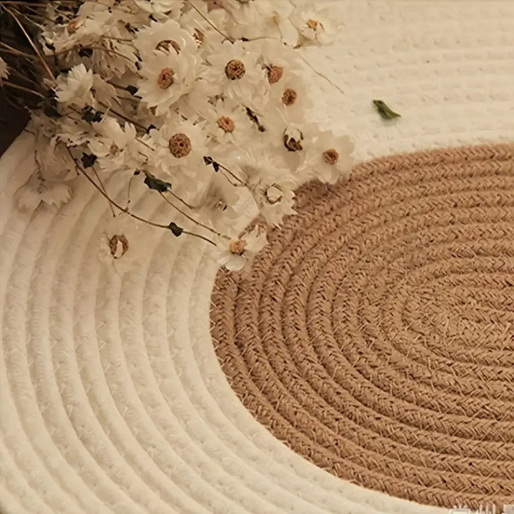 Ovaler Teppich aus geflochtenem Hanf, Boho