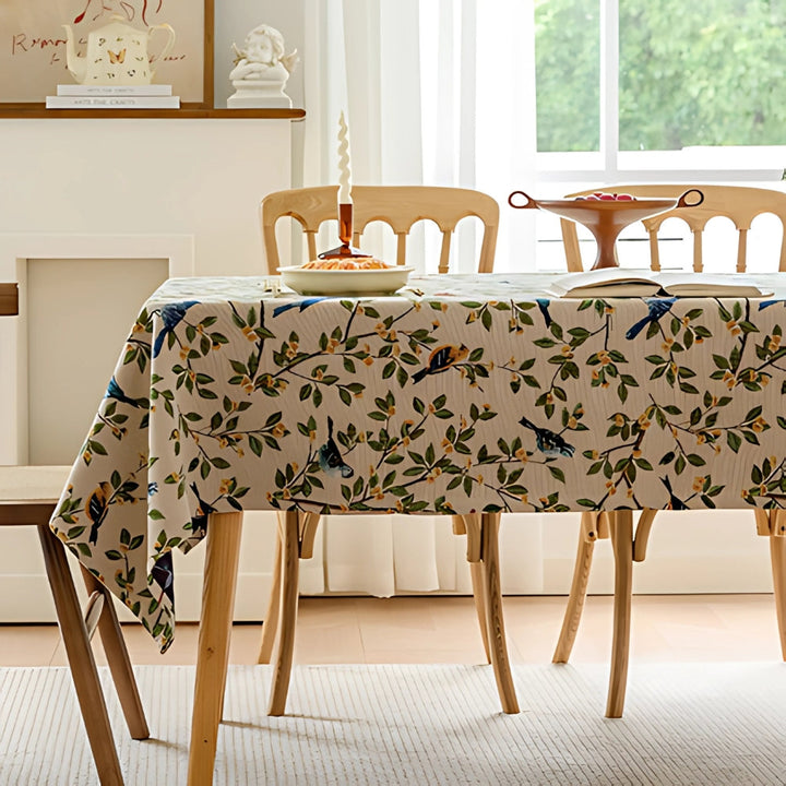 Tischdecke mit Blumen- und Vogelmuster