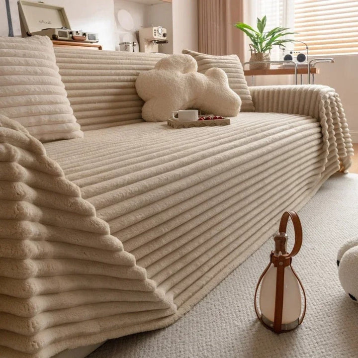 Gerippter, gesteppter Sofaüberwurf aus Plüsch