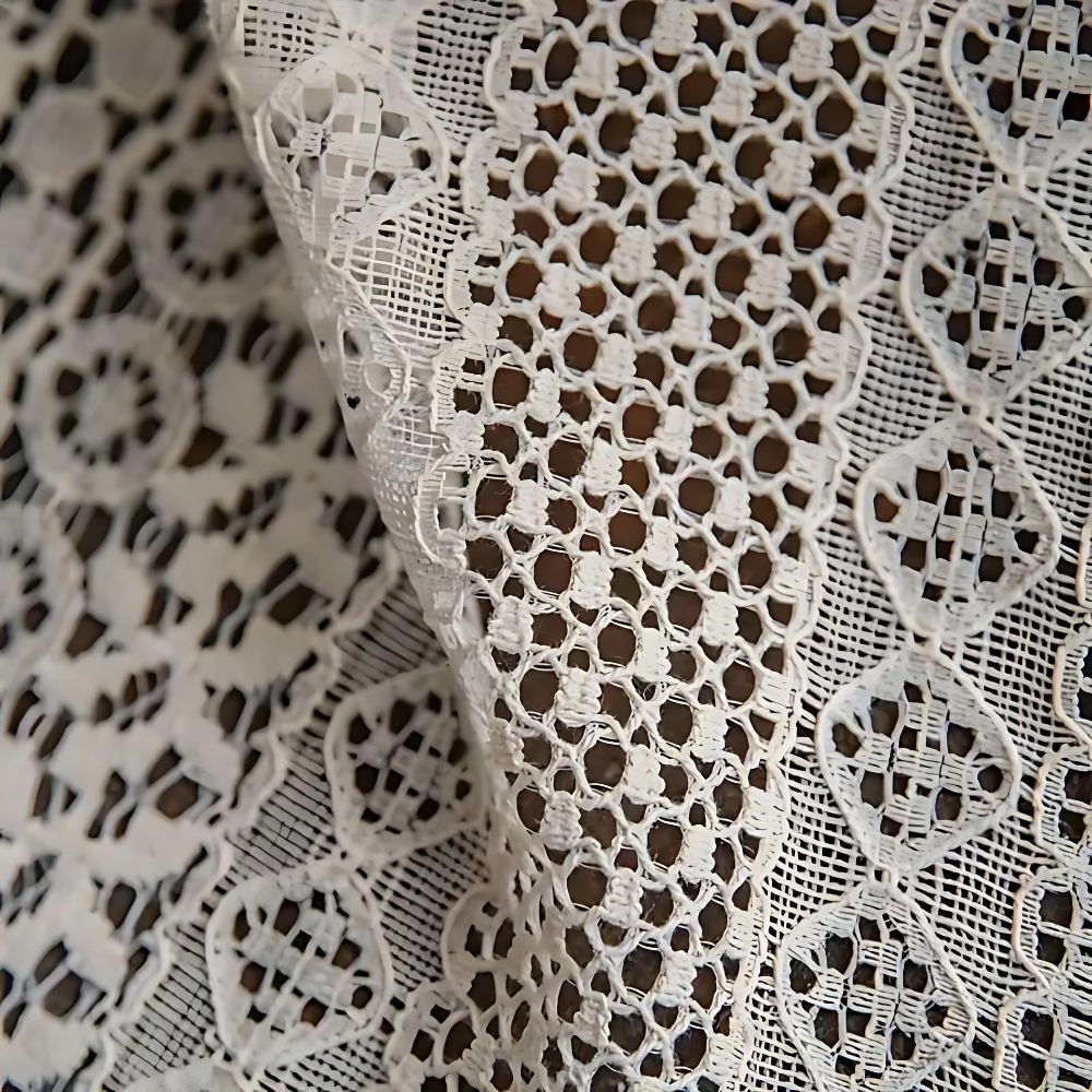 Vorhang in Häkeloptik mit geometrischem Muster und Quasten