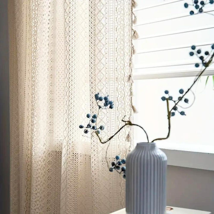 Vorhang in Häkeloptik mit geometrischem Muster und Quasten