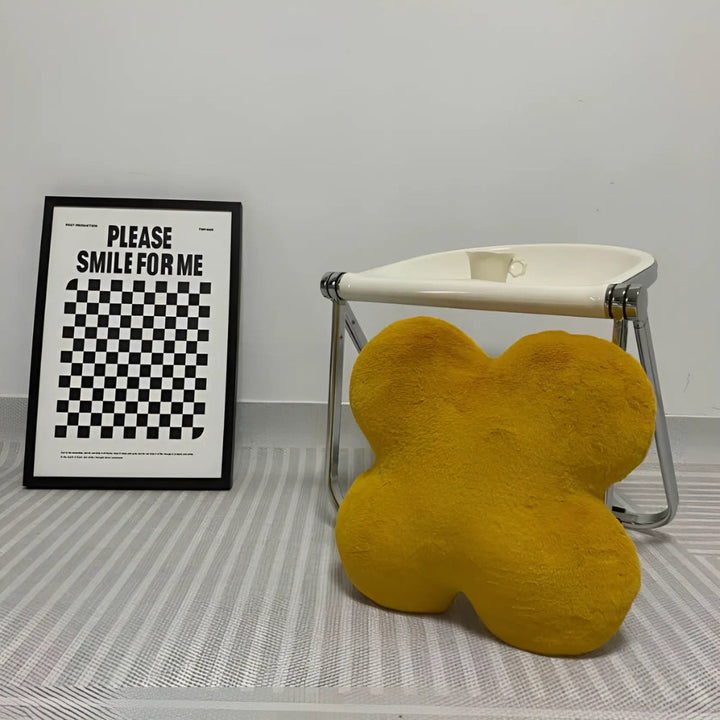 Dekokissen aus Plüsch in Kleeblattform