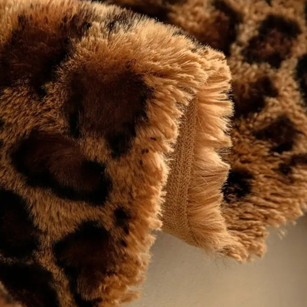 Plüschiger Sofaüberwurf mit Leopardenmuster