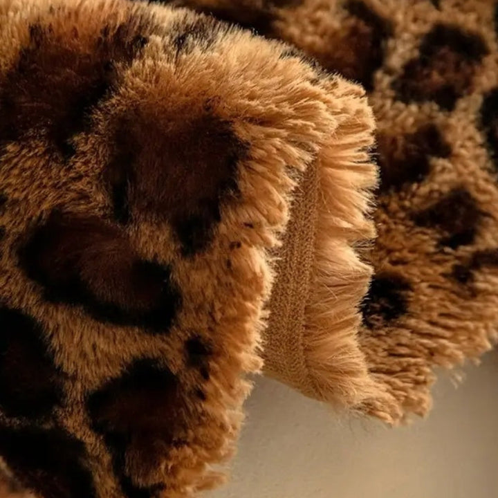 Plüschiger Sofaüberwurf mit Leopardenmuster