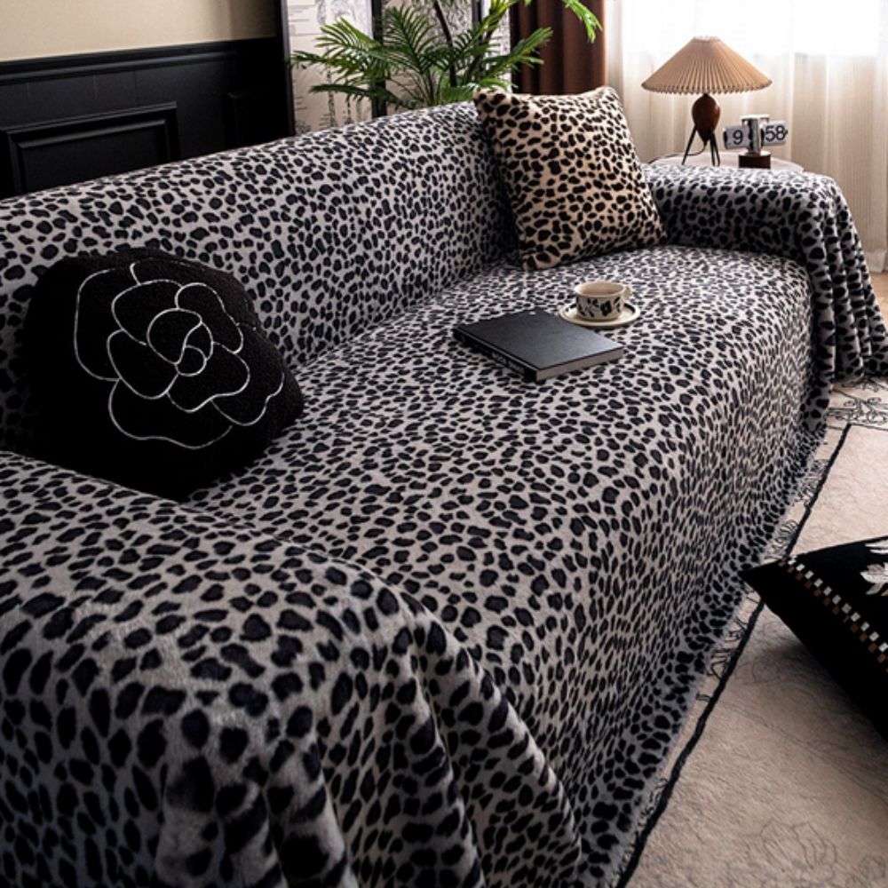 Plüschiger Sofaüberwurf mit Leopardenmuster