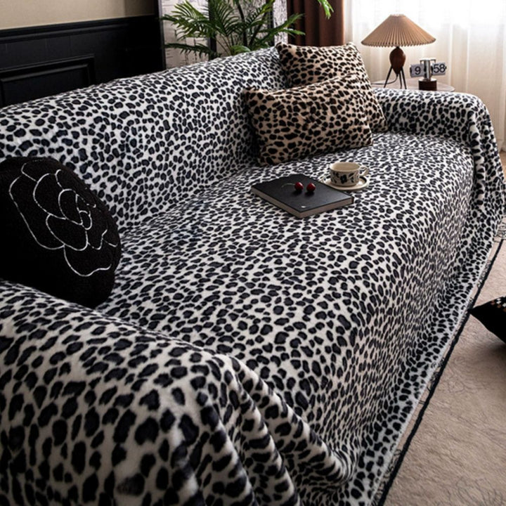 Plüschiger Sofaüberwurf mit Leopardenmuster