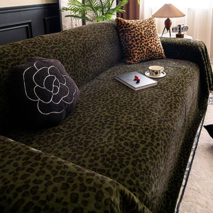 Plüschiger Sofaüberwurf mit Leopardenmuster