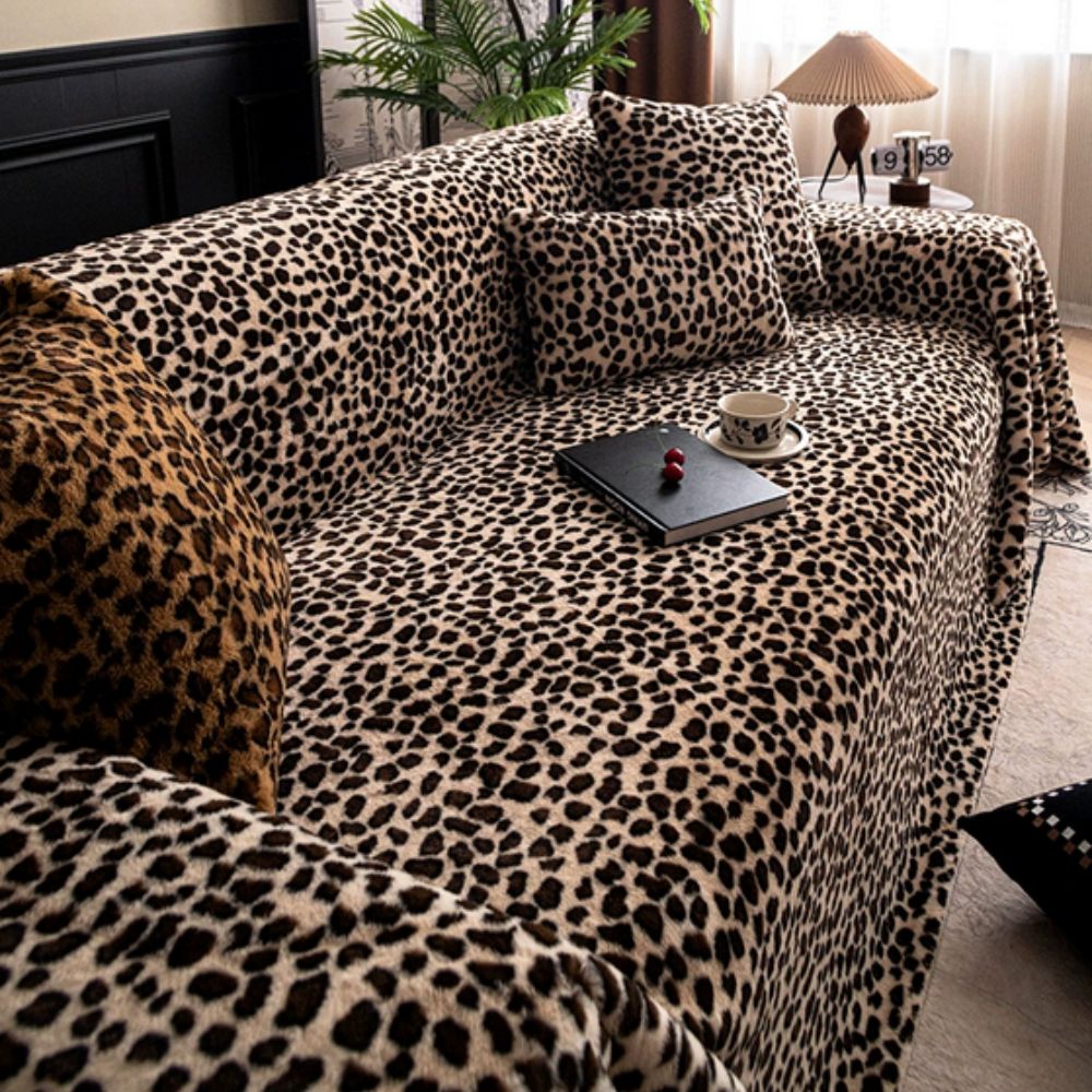 Plüschiger Sofaüberwurf mit Leopardenmuster