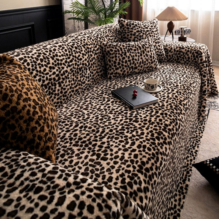 Plüschiger Sofaüberwurf mit Leopardenmuster