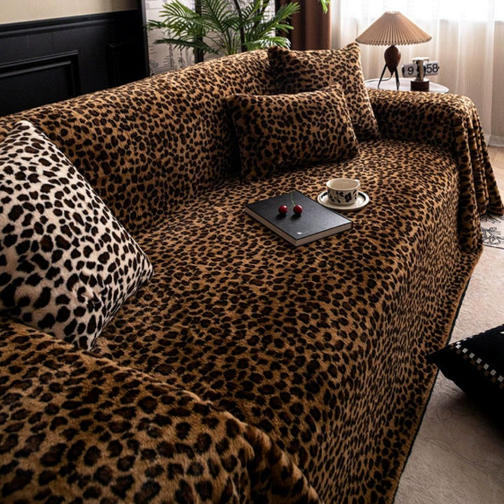 Plüschiger Sofaüberwurf mit Leopardenmuster