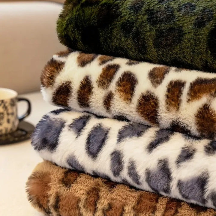 Plüschiger Sofaüberwurf mit Leopardenmuster