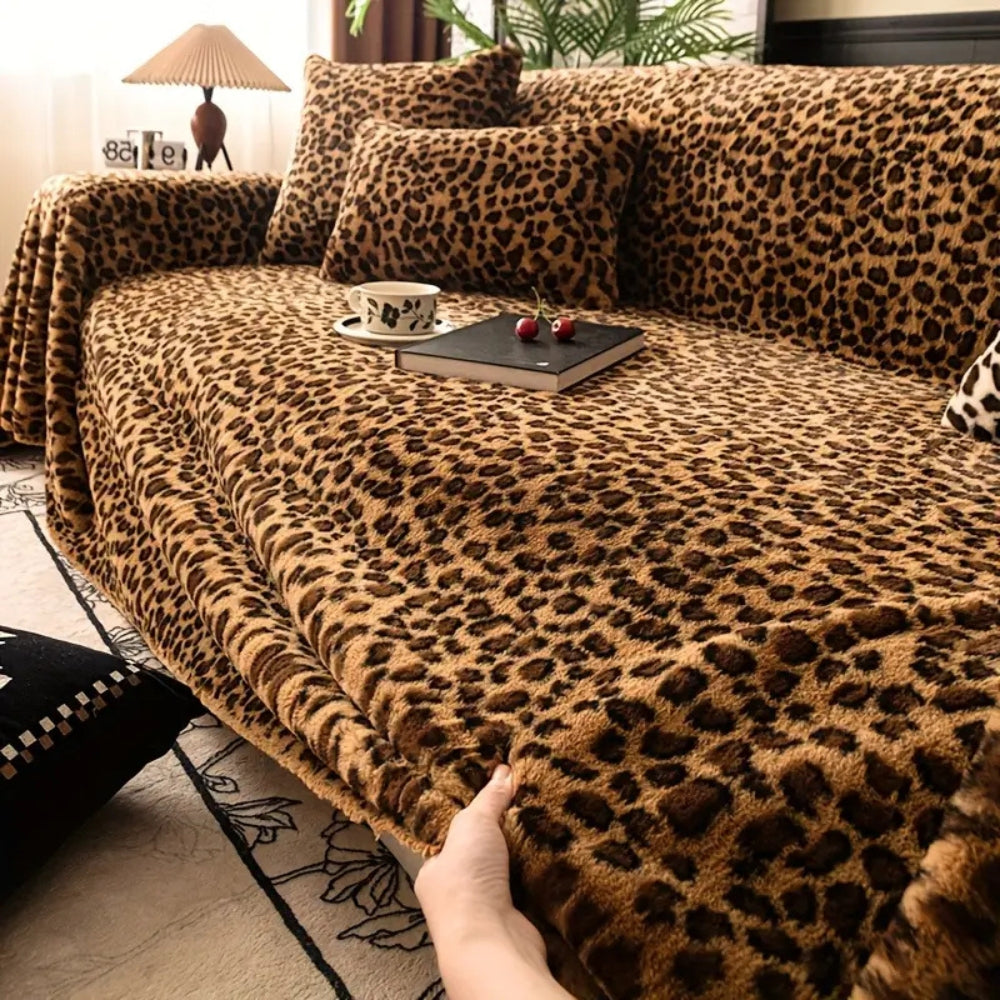 Plüschiger Sofaüberwurf mit Leopardenmuster