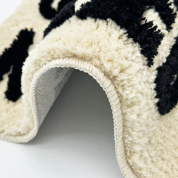 Flauschige Badematte mit grafischem Muster