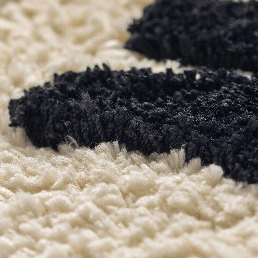Flauschige Badematte mit grafischem Muster