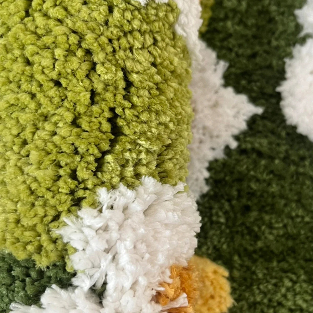 Badematte in Moosoptik mit Gänseblümchen