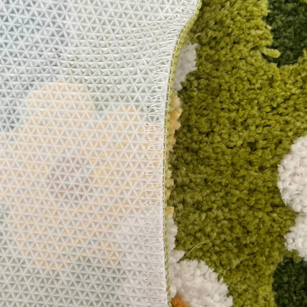 Badematte in Moosoptik mit Gänseblümchen