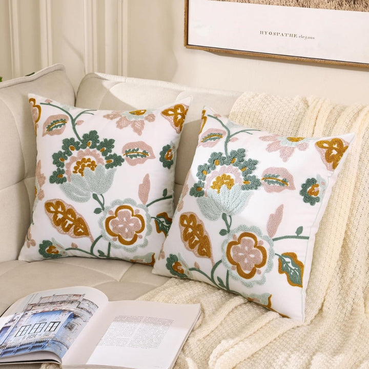 Bestickter Kissenbezug mit Blumen 45 x 45 cm