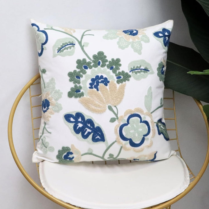 Bestickter Kissenbezug mit Blumen 45 x 45 cm