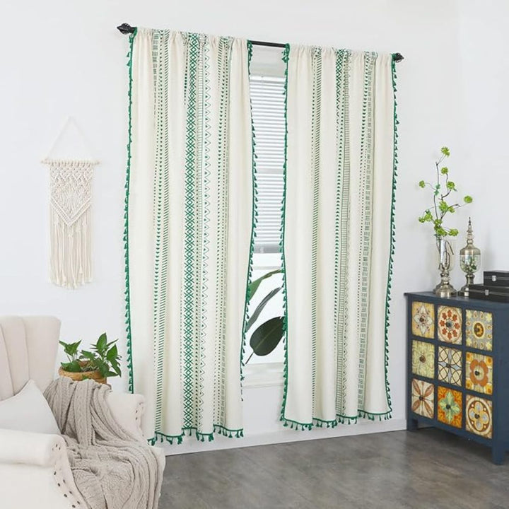 Boho-Vorhang mit grünen Streifen und Quasten