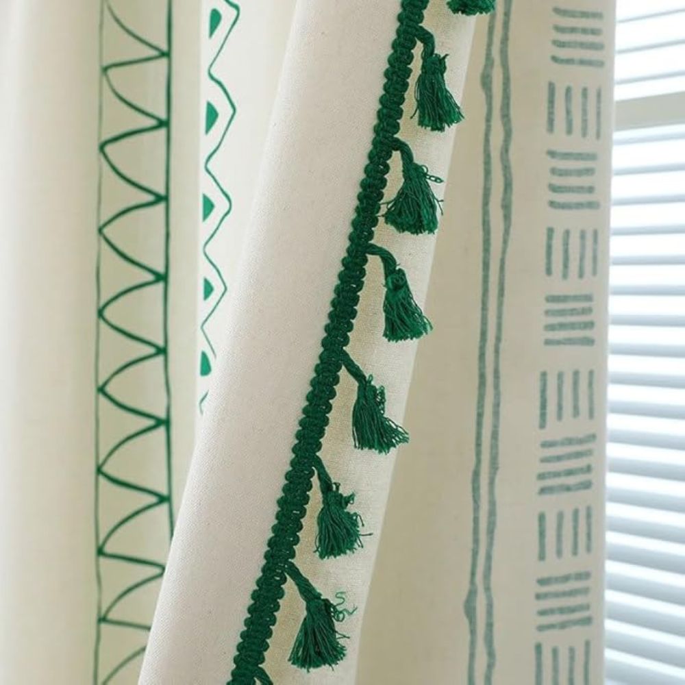 Boho-Vorhang mit grünen Streifen und Quasten