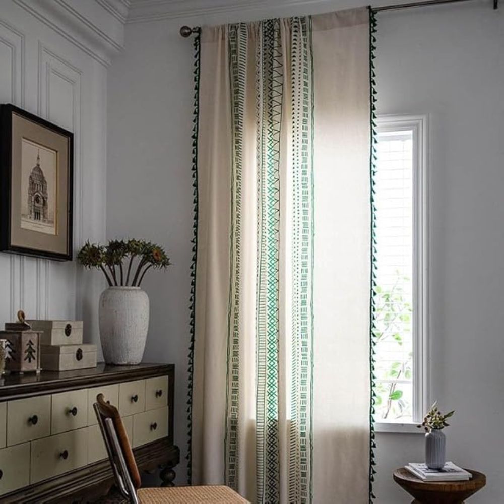 Boho-Vorhang mit grünen Streifen und Quasten