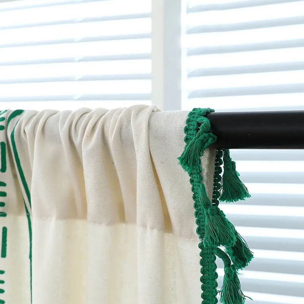 Boho-Vorhang mit grünen Streifen und Quasten
