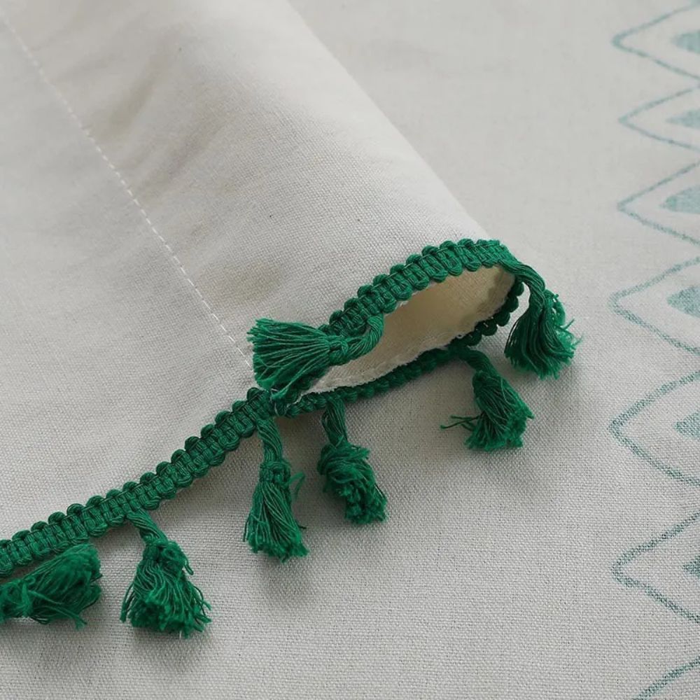 Boho-Vorhang mit grünen Streifen und Quasten