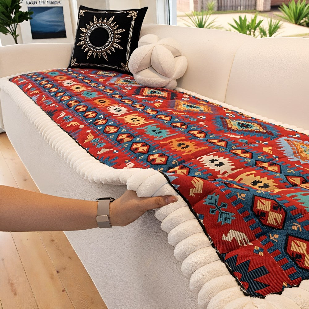 Gesteppter Sofaüberwurf mit Ethno-Muster