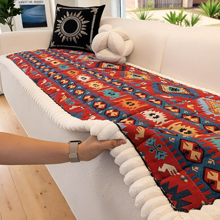 Gesteppter Sofaüberwurf mit Ethno-Muster