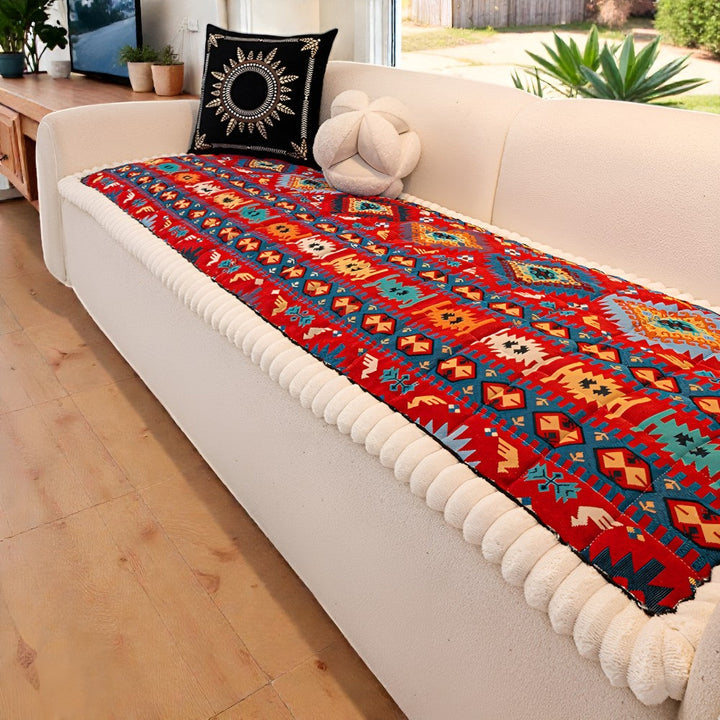 Gesteppter Sofaüberwurf mit Ethno-Muster
