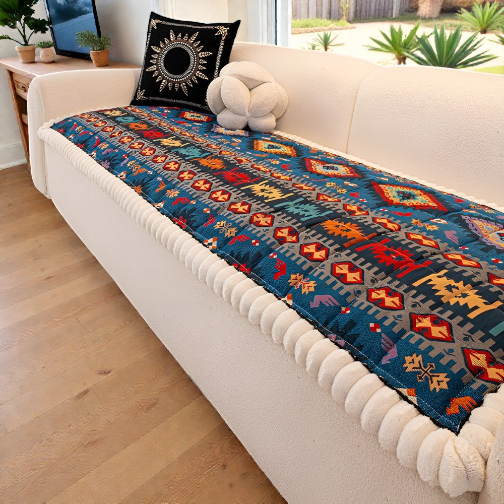 Gesteppter Sofaüberwurf mit Ethno-Muster