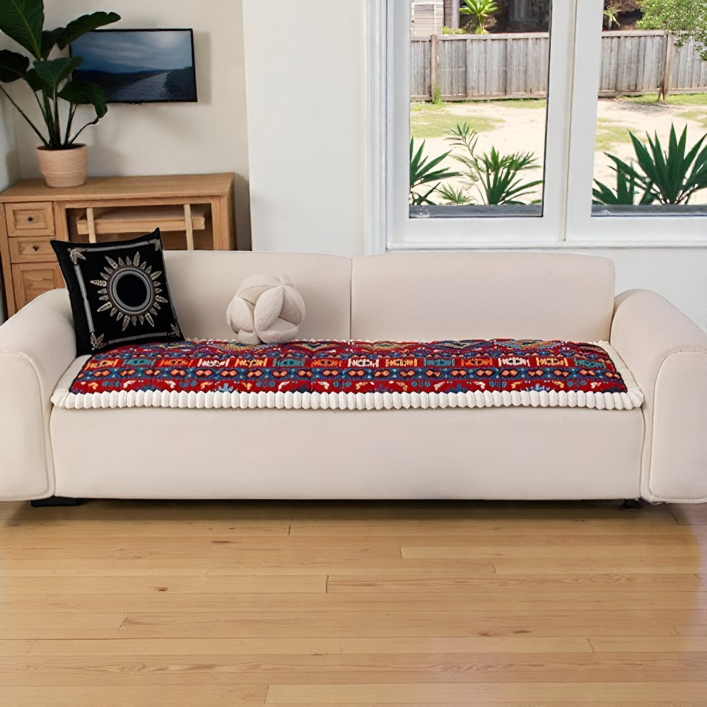 Gesteppter Sofaüberwurf mit Ethno-Muster