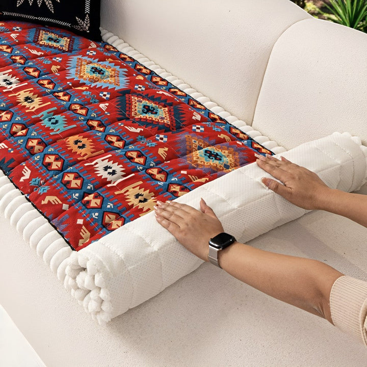 Gesteppter Sofaüberwurf mit Ethno-Muster