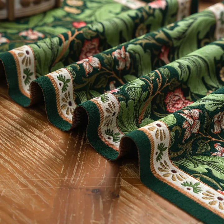 Tischläufer mit grünen Stickranken und Quasten