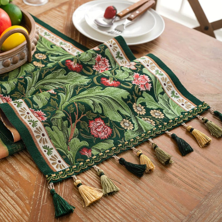 Tischläufer mit grünen Stickranken und Quasten