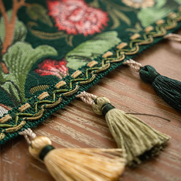 Tischläufer mit grünen Stickranken und Quasten