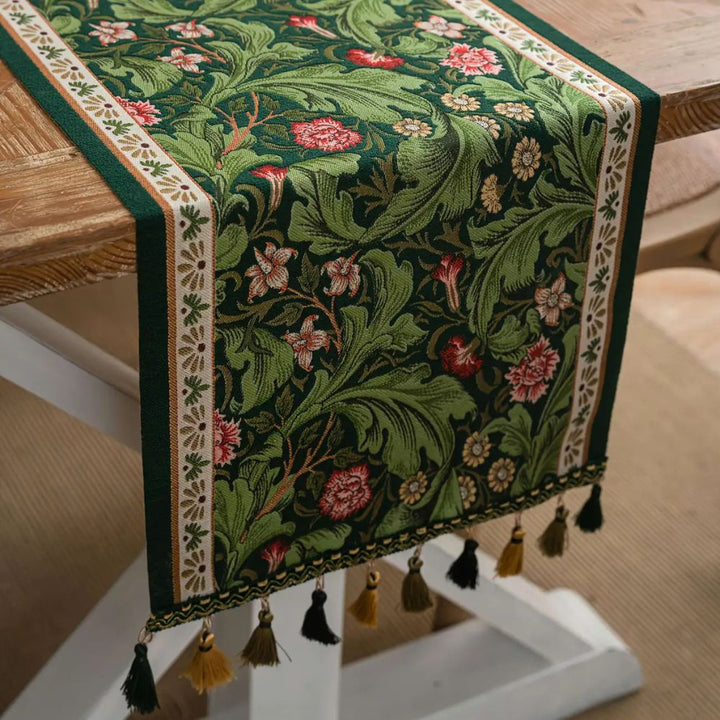 Tischläufer mit grünen Stickranken und Quasten