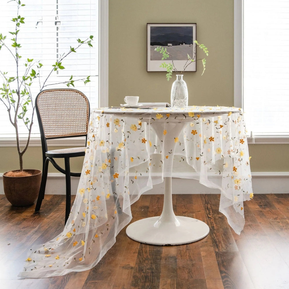 Tischdecke aus Spitze mit gestickten Blumen