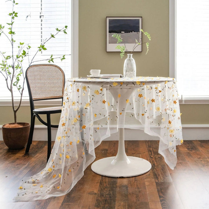 Tischdecke aus Spitze mit gestickten Blumen