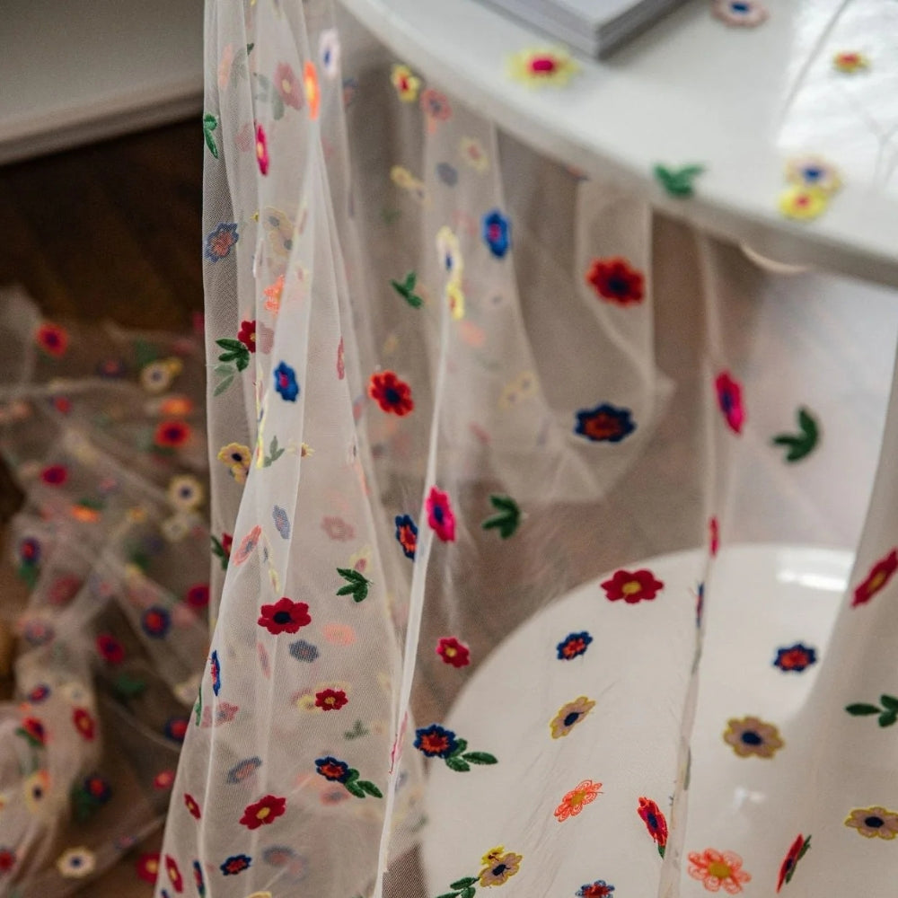 Tischdecke aus Spitze mit gestickten Blumen