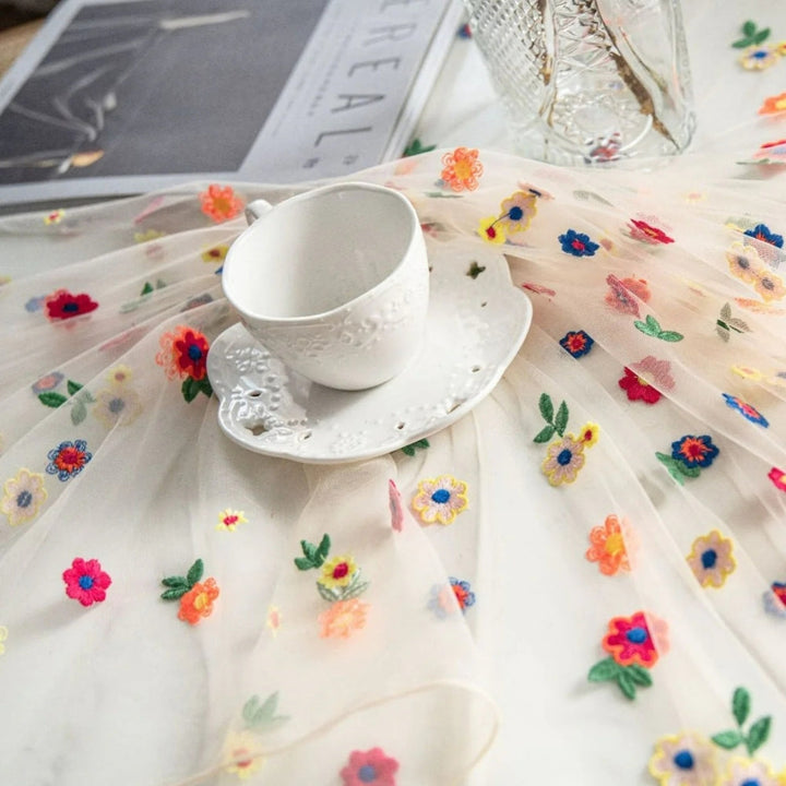 Tischdecke aus Spitze mit gestickten Blumen