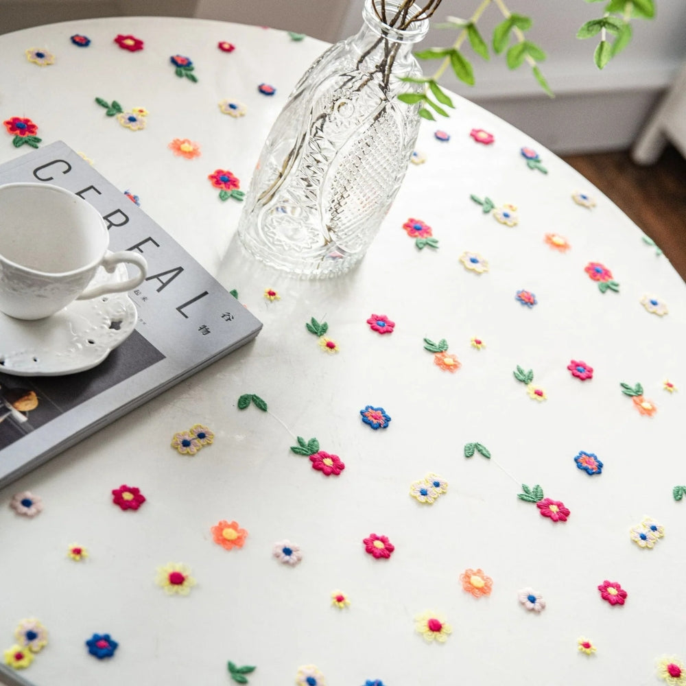 Tischdecke aus Spitze mit gestickten Blumen