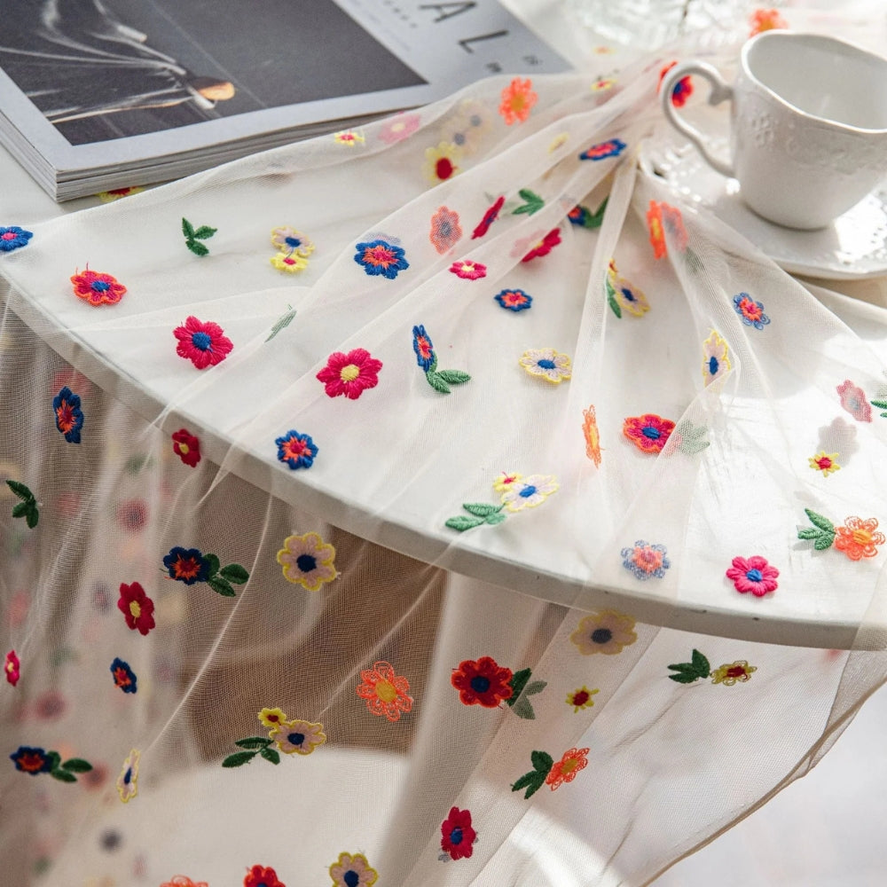Tischdecke aus Spitze mit gestickten Blumen