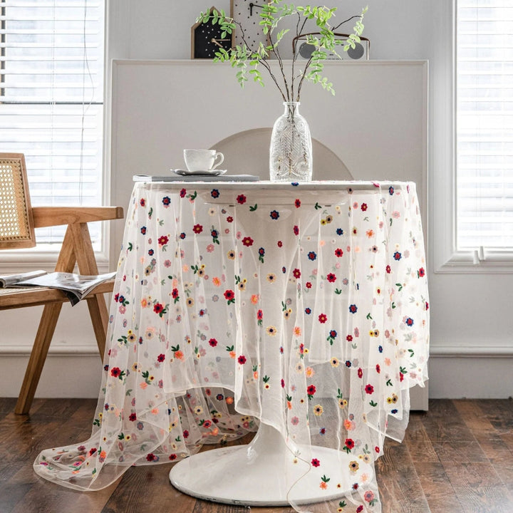 Tischdecke aus Spitze mit gestickten Blumen