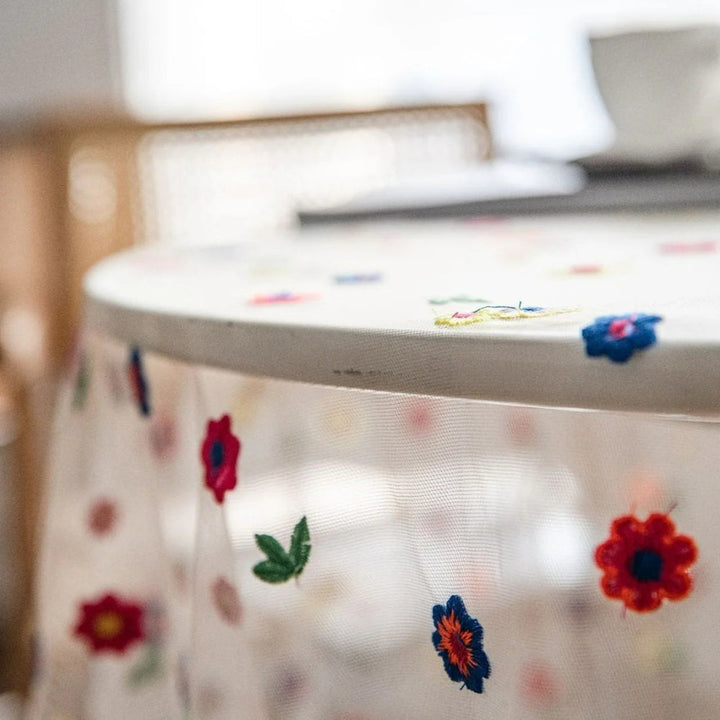Tischdecke aus Spitze mit gestickten Blumen